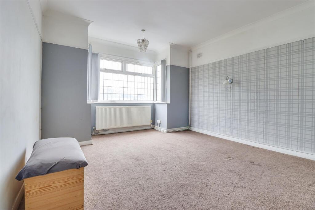 * CAN CONVERT TO THREE BED * Prince Avenue, Westcliff-On-Sea photo 4