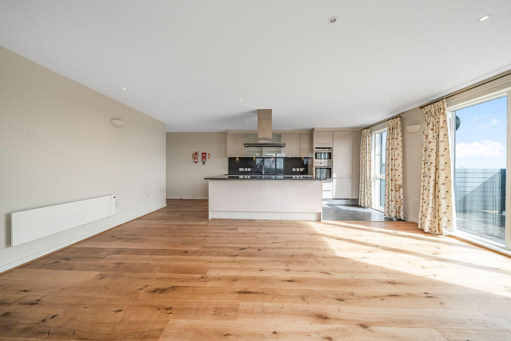 Apartment in Walton-on-Thames, Surrey - More