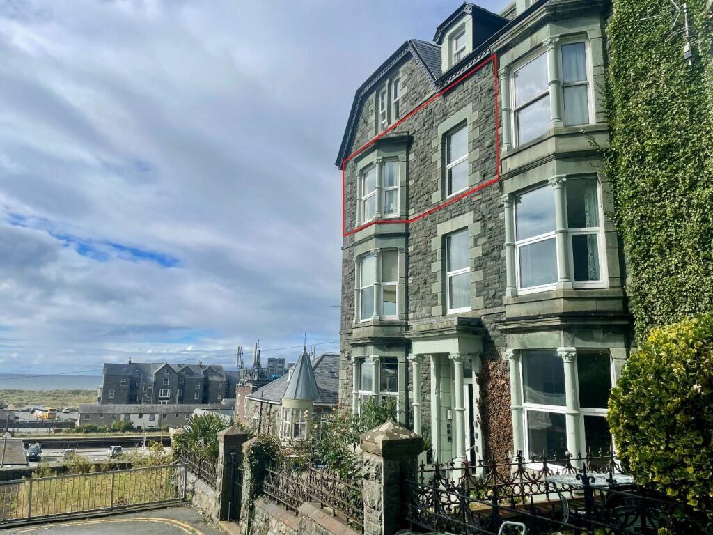 Flat, 4 St. Davids Court, Barmouth, Gwynedd, LL42 1AF photo 2