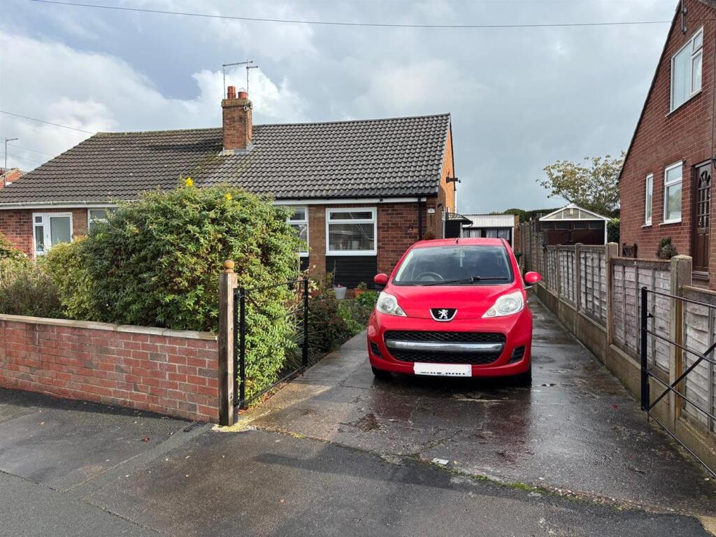 2-bed detached on Lindale Avenue, Hornsea, £215,000