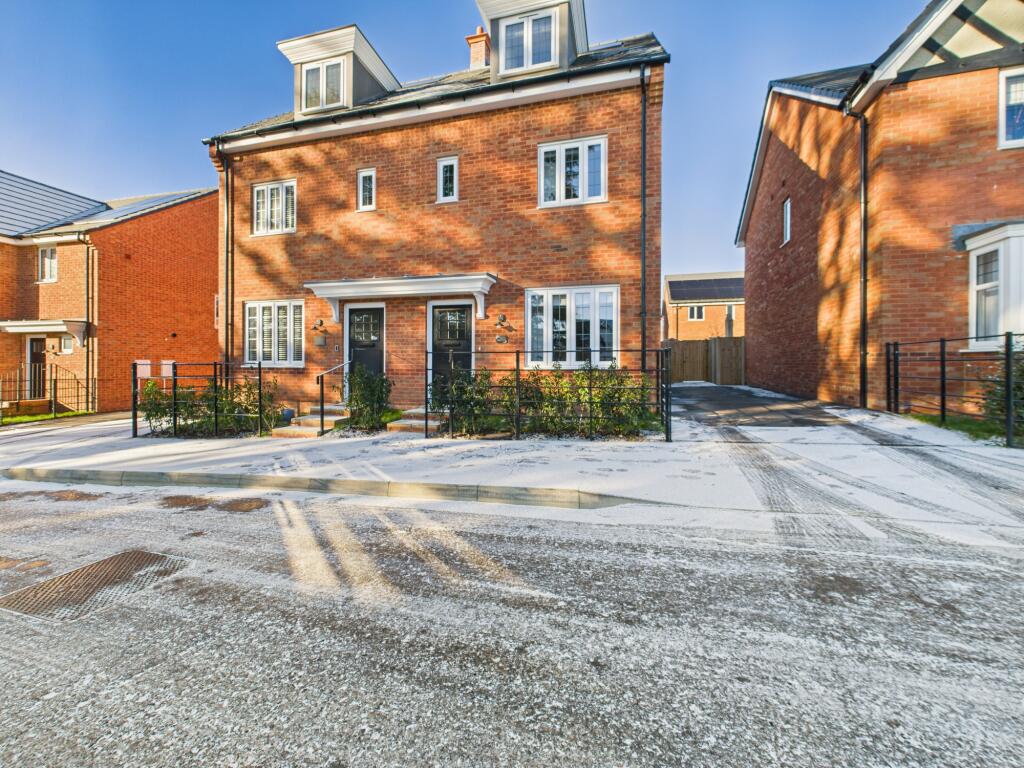 3-bed house on Greenkeepers Avenue, Basingstoke, RG23, £425,000
