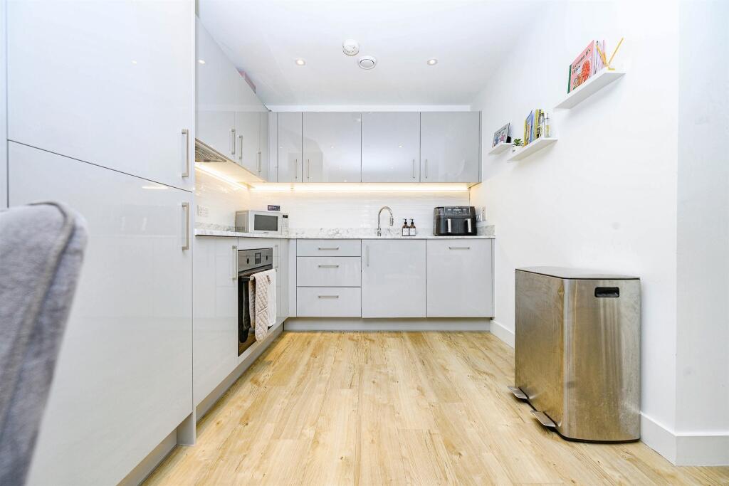 Apartment in Dacorum, Hertfordshire - View 3