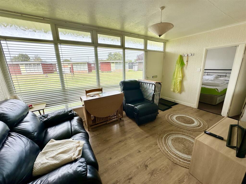 Broadside Chalet Park, Stalham NR12 photo 4