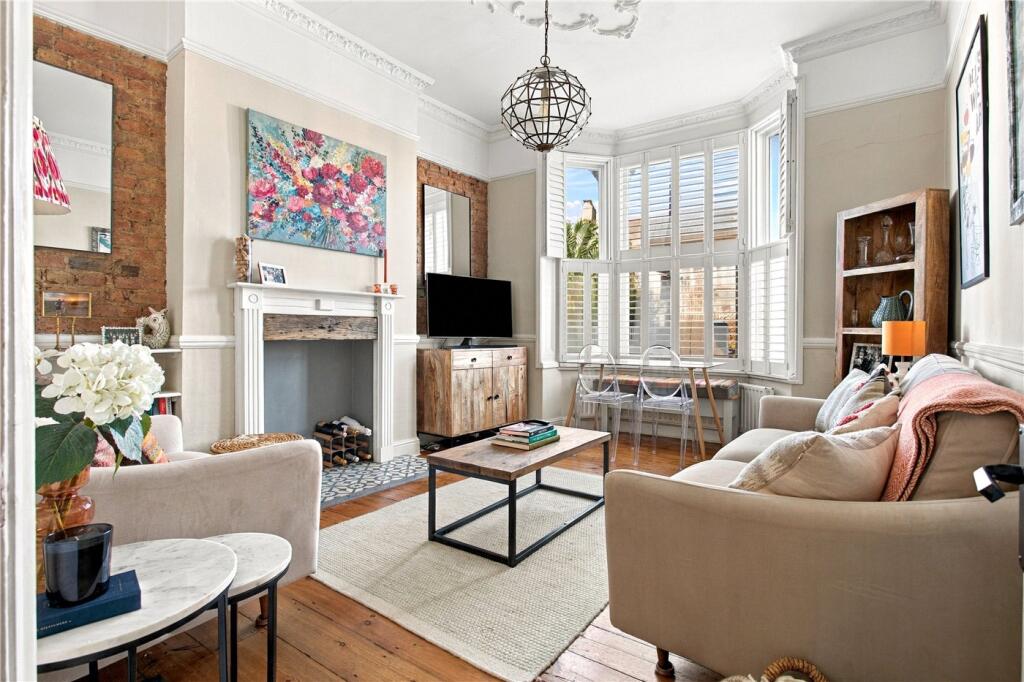 2-bed flat on Vant Road, London, SW17, £585,000