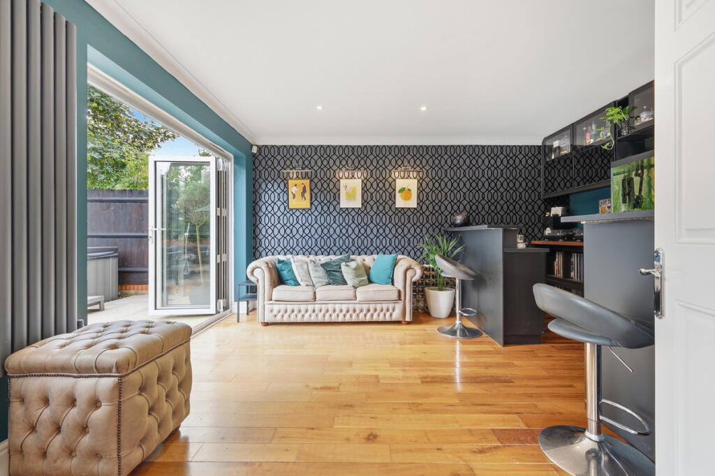 House in Southend-on-Sea - View 4