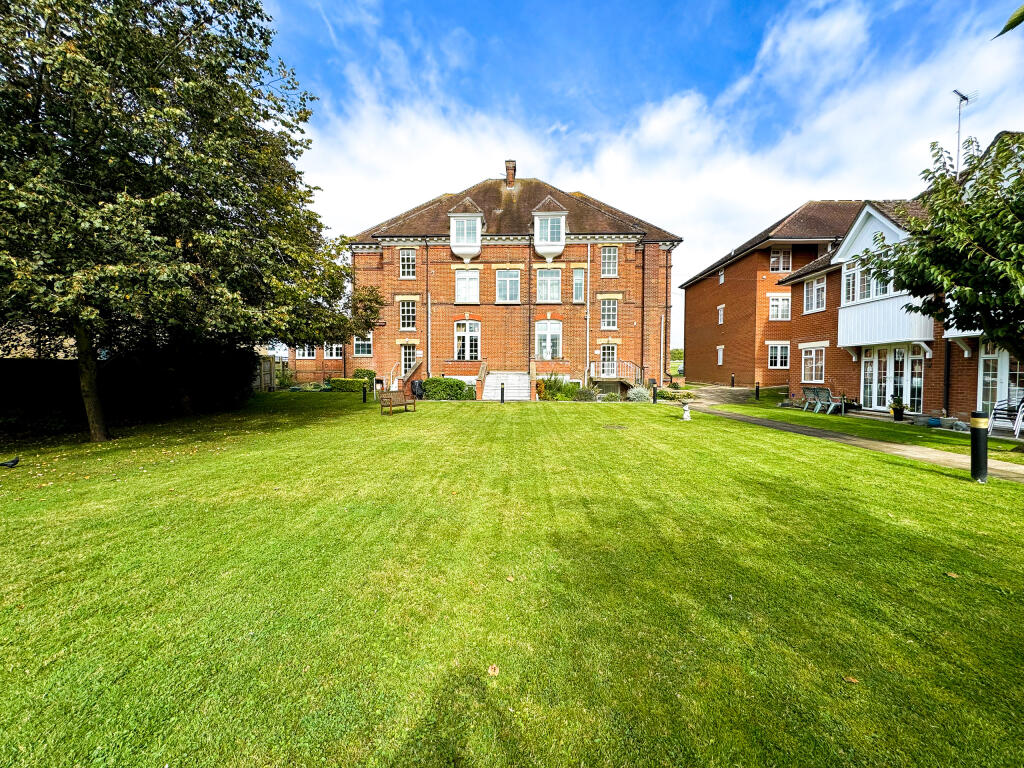 Hillside, Heath Road, Newmarket, Suffolk photo 2