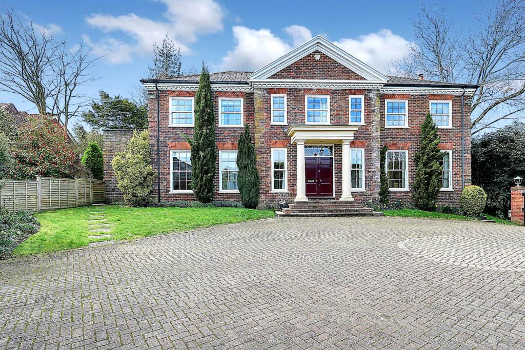 Main image of property: Pangbourne, Pangbourne Hill - peaceful location within easy 6/7 mins walk to the shops/ train station to London