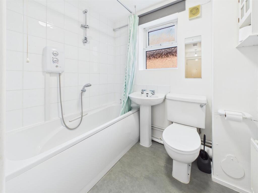 Apartment in Reading, The Triangle, Tilehurst - View 5