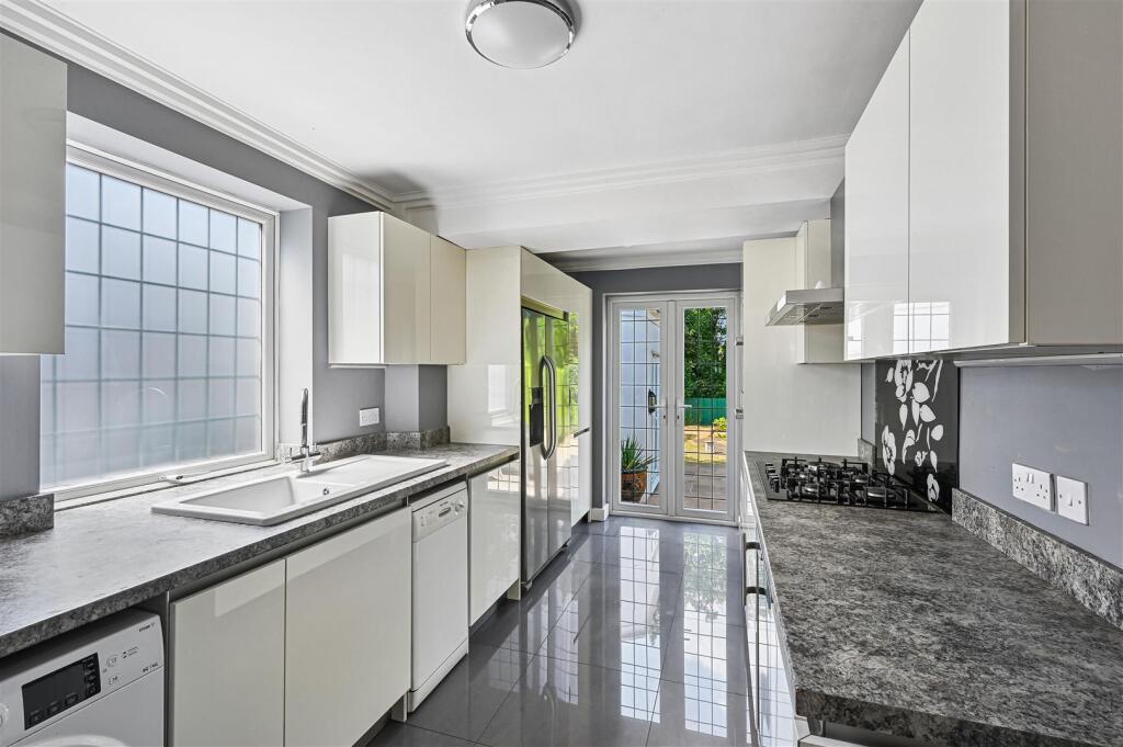 House in Sutton - View 4
