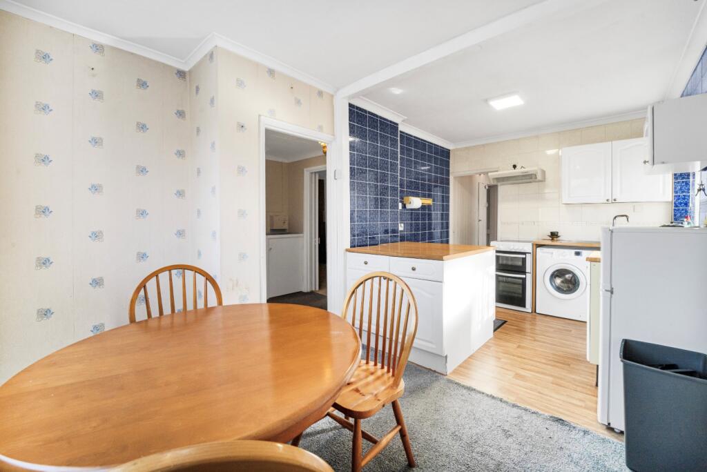 Oak Way, Bedfont, Greater London, TW14 8AT photo 4
