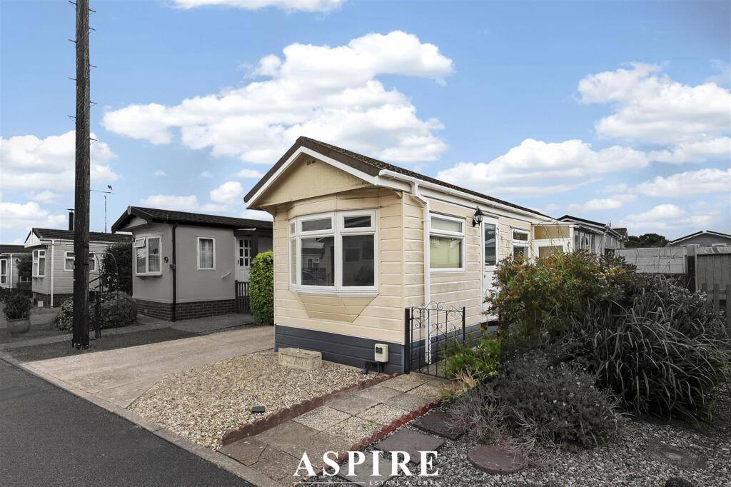 1-bed caravan on Lower Road, Hockley, £100,000