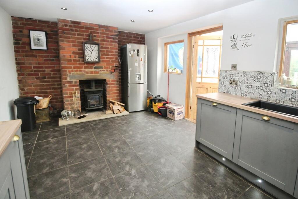 Taylor Hill Road, Taylor Hill, Huddersfield, West Yorkshire, HD4 photo 3