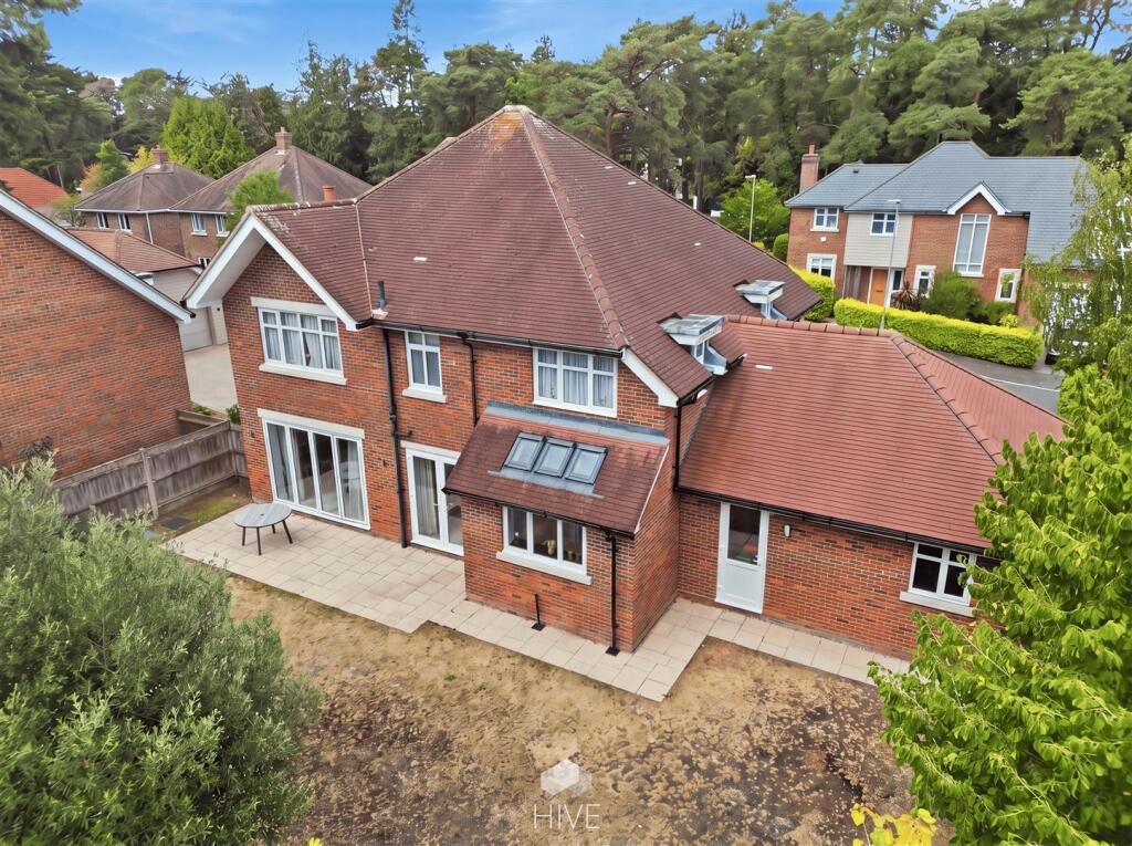 Dormy Crescent, Ferndown photo 2