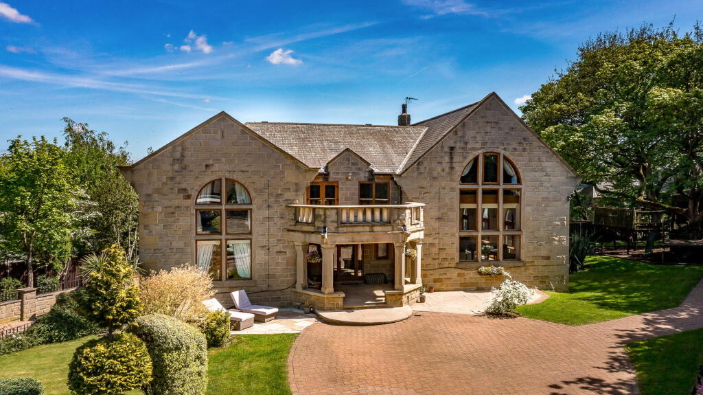 Jumeria, Latham Lane, Gomersal, BD19