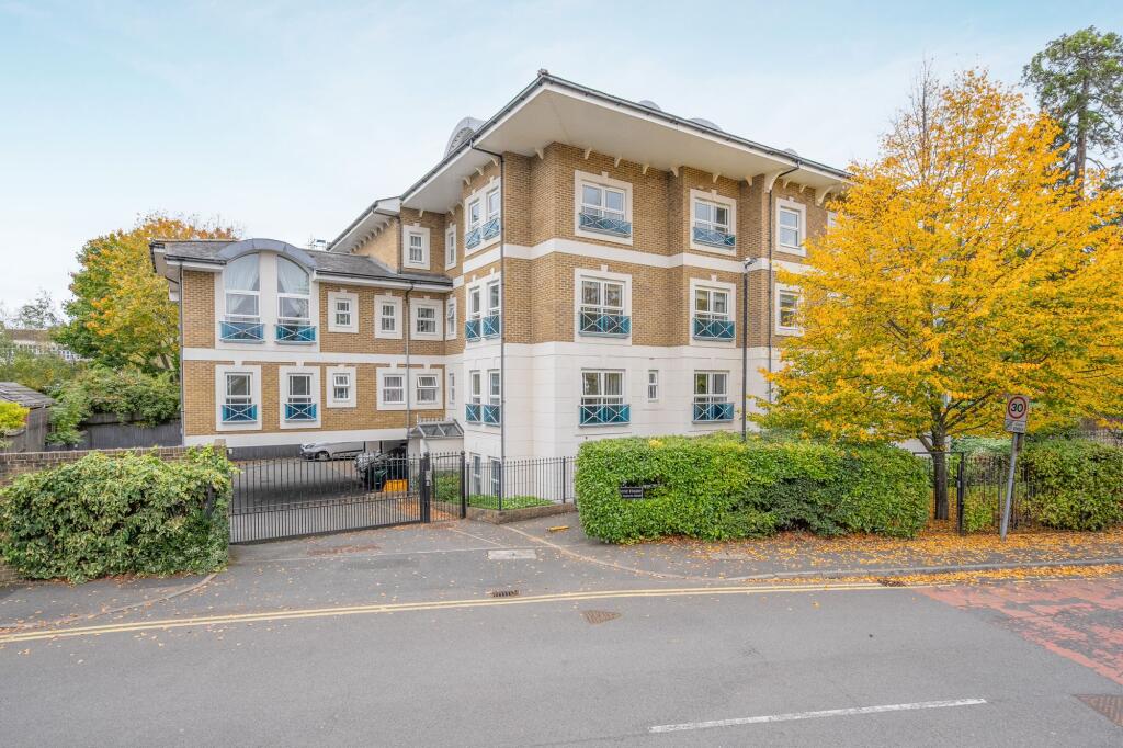 2-bed flat on Dene House, Windsor, £465,000
