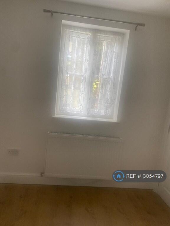 Apartment in Watford, Hertfordshire - More