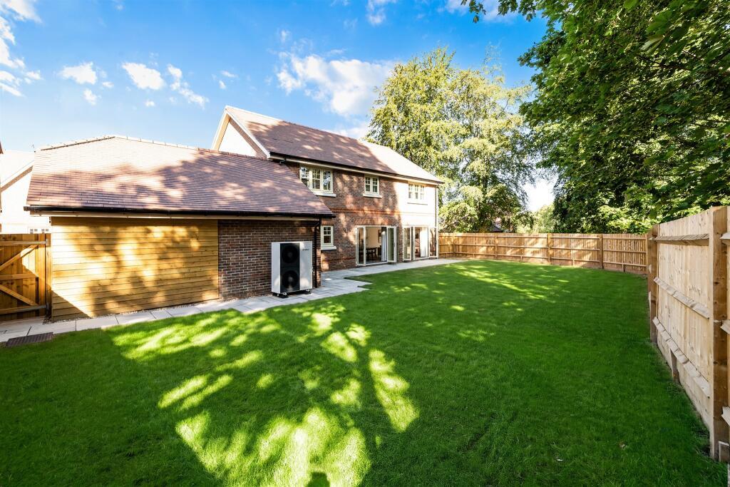 House in Kingston upon Thames - More