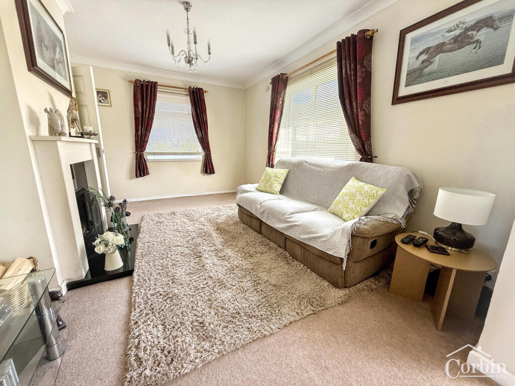 Sunningdale Crescent, Bournemouth, BH10 5 photo 4