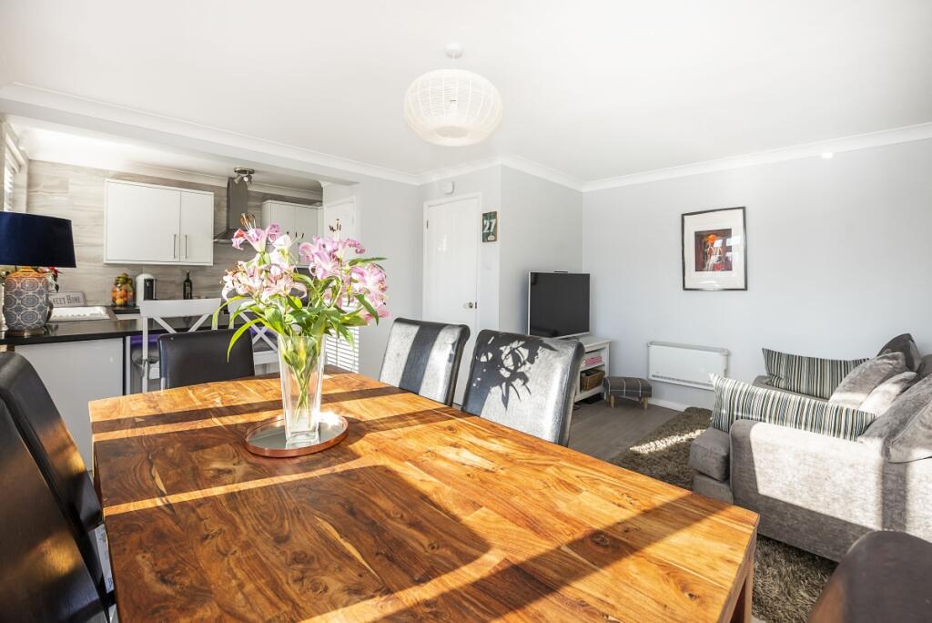 Apartment in Kingston upon Thames - View 2