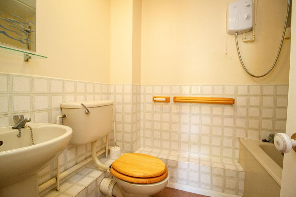 Apartment in Hart, Crookham Village - More