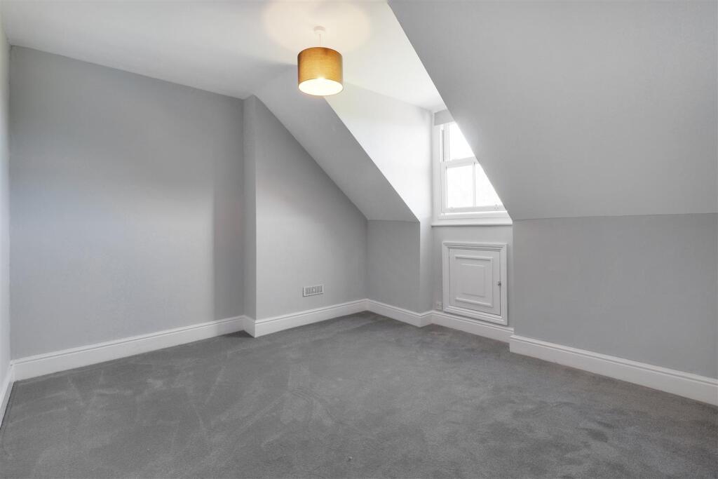 Apartment in Tunbridge Wells, Kent - View 5