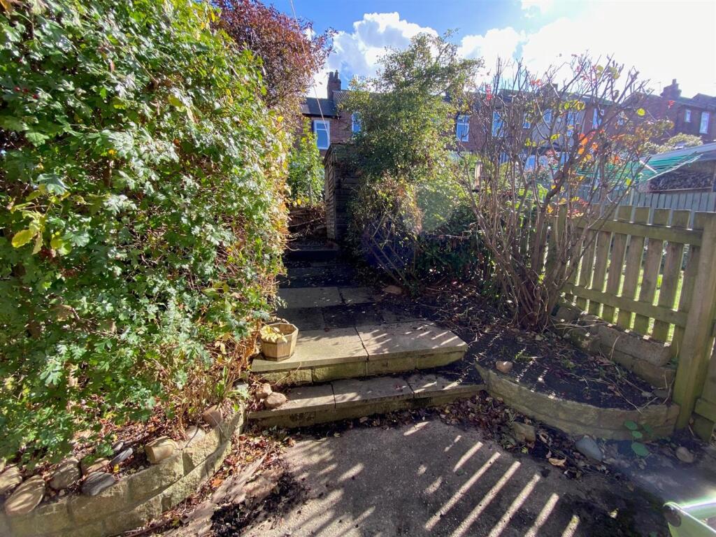 Lincroft Avenue, Huddersfield photo 4