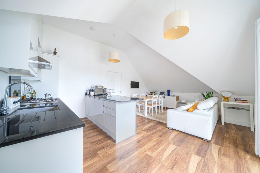 Apartment in Kingston upon Thames - View 5