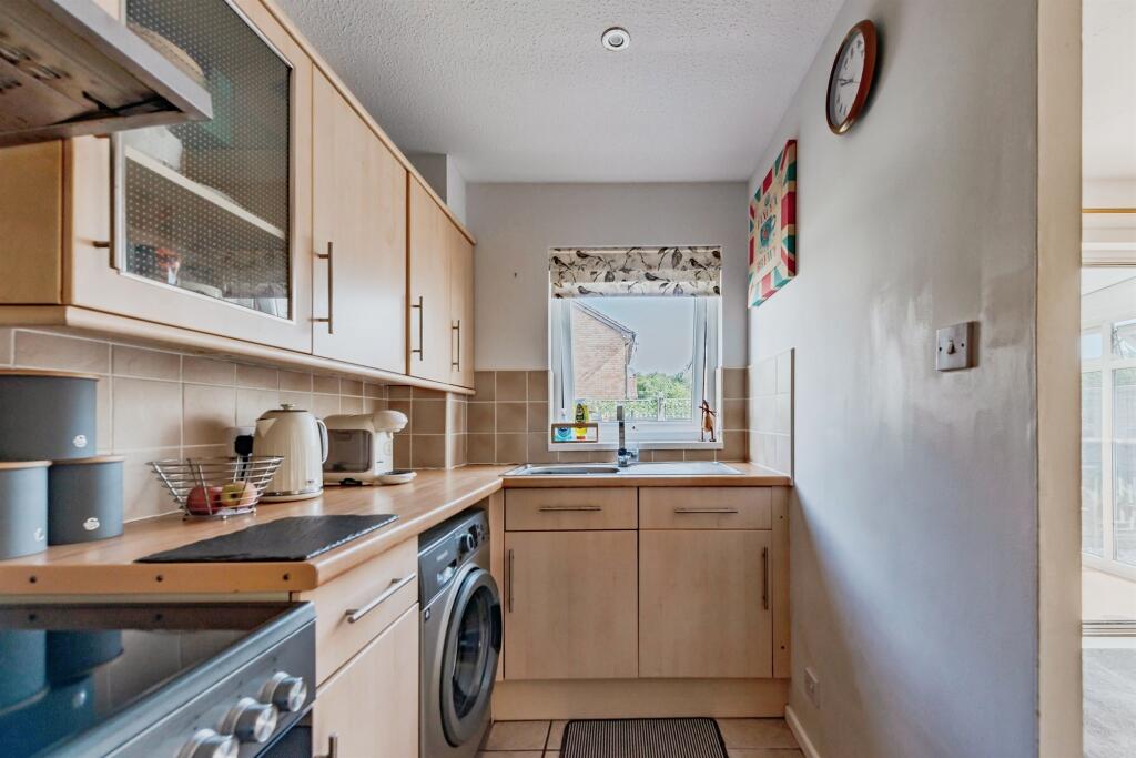 House in Crawley, Bewbush - View 5