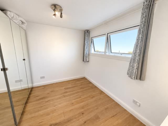 Apartment in Kingston upon Thames - View 4