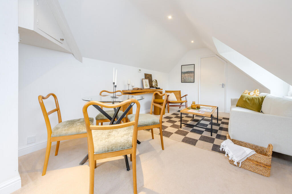 Apartment in Woking, Mount Hermon, Hook Heath - More