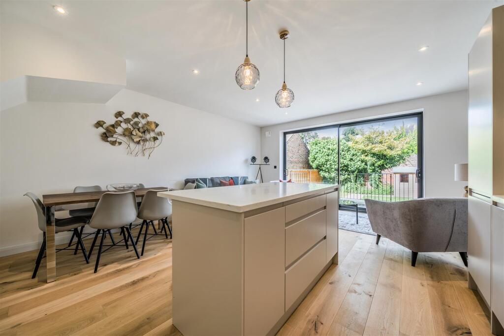 House in London, Southbury - More
