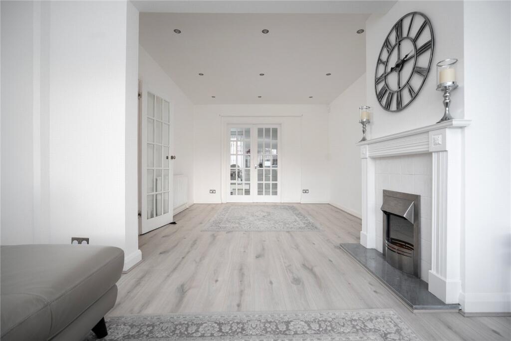 Drayton Gardens, West Drayton photo 3
