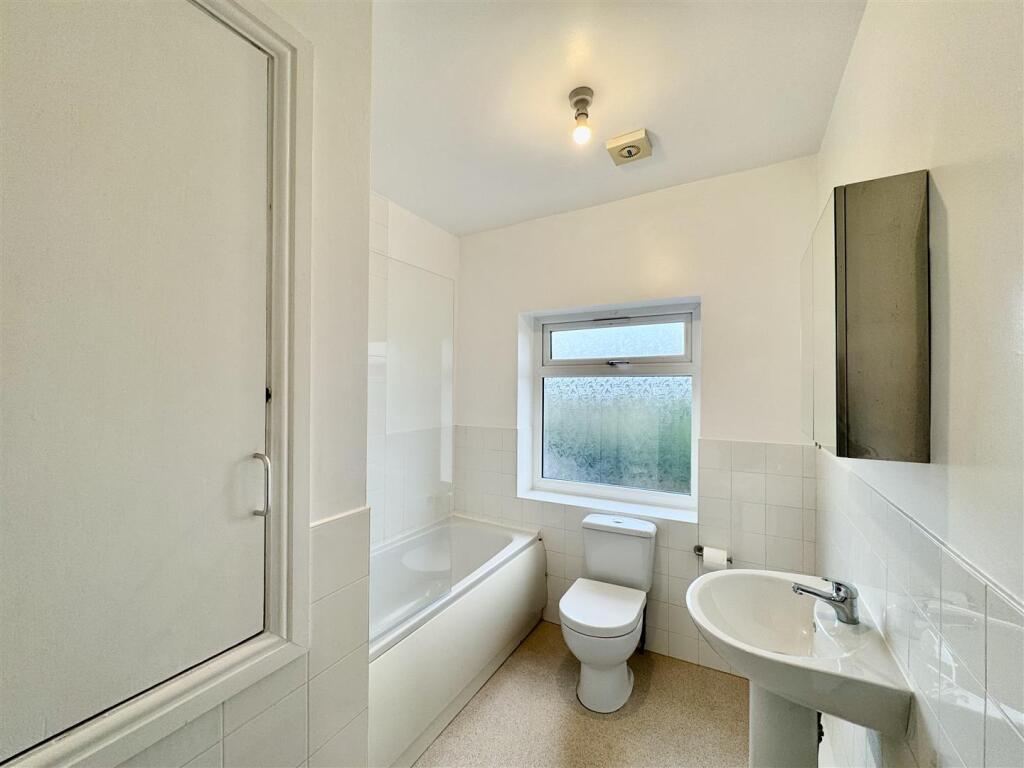 House in Kirklees, Gawthorpe, Kirkburton - View 4