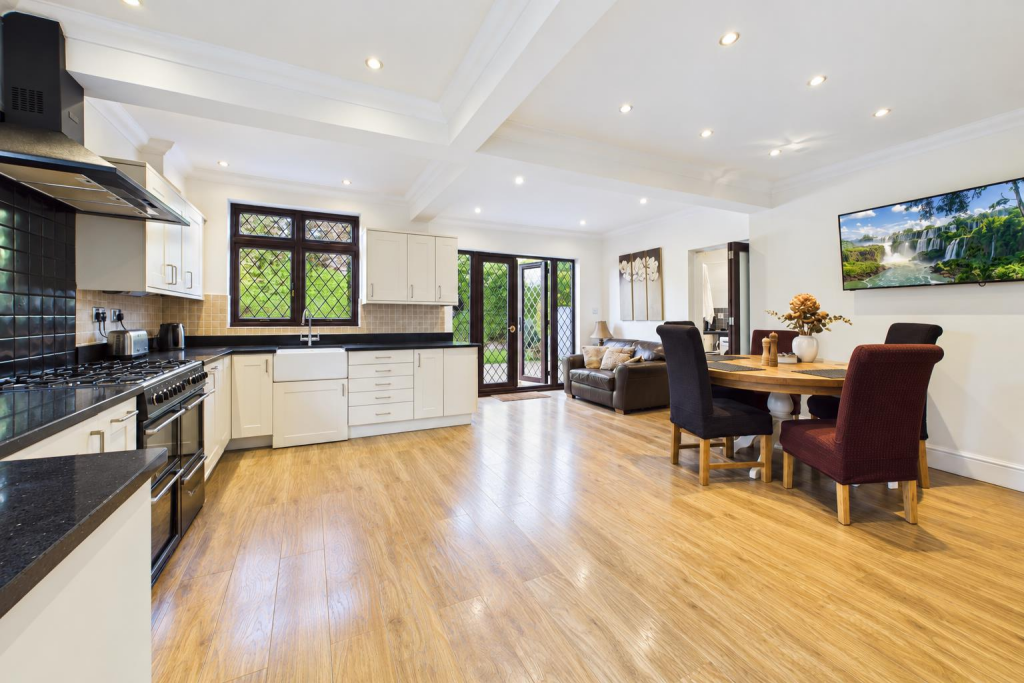 Honeypot Lane, Brentwood photo 4