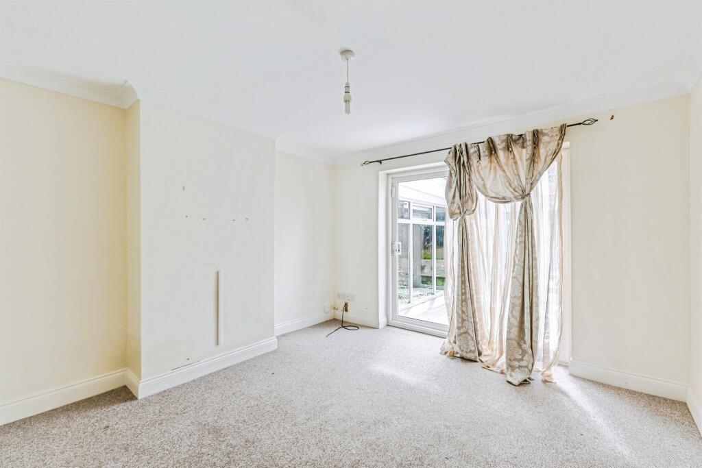 Woodside Avenue, Northampton – další
