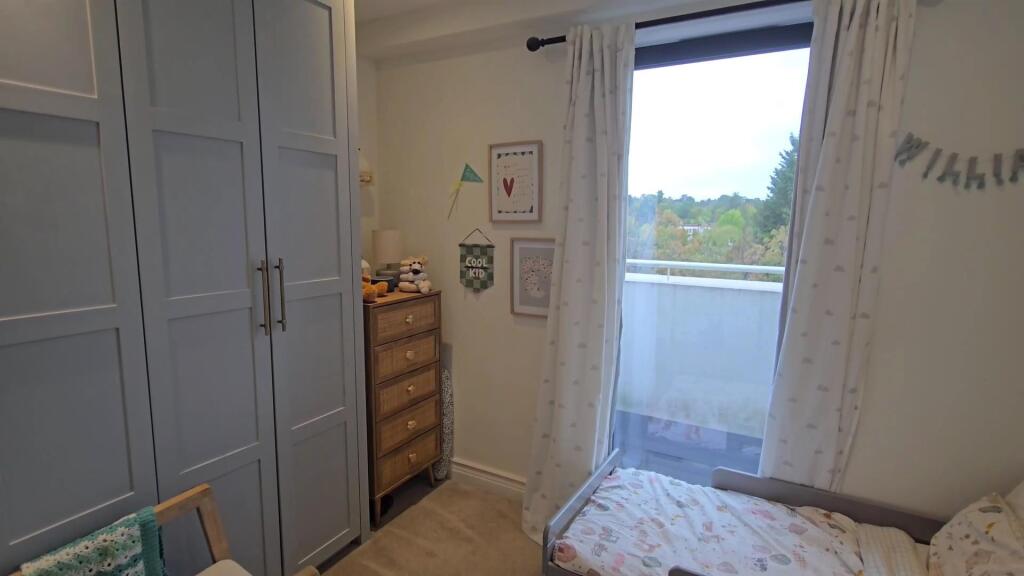 Apartment in Elmbridge, Claygate - More