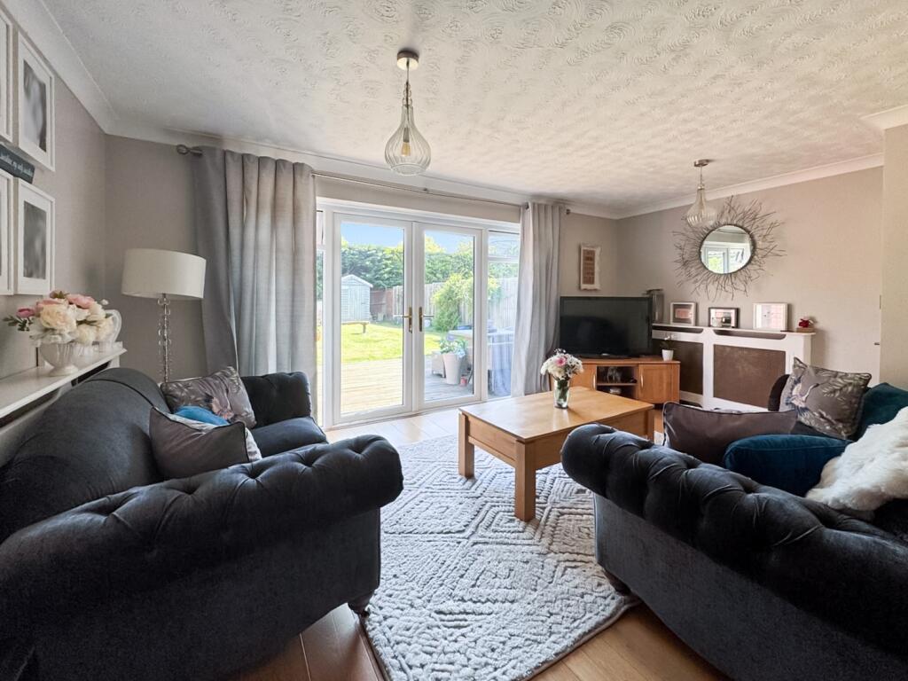 Montrose Close, Whitehill, Hampshire, GU35 photo 3