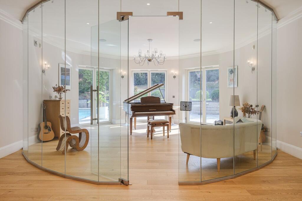 High Foleys, Claygate, Esher, KT10 photo 3