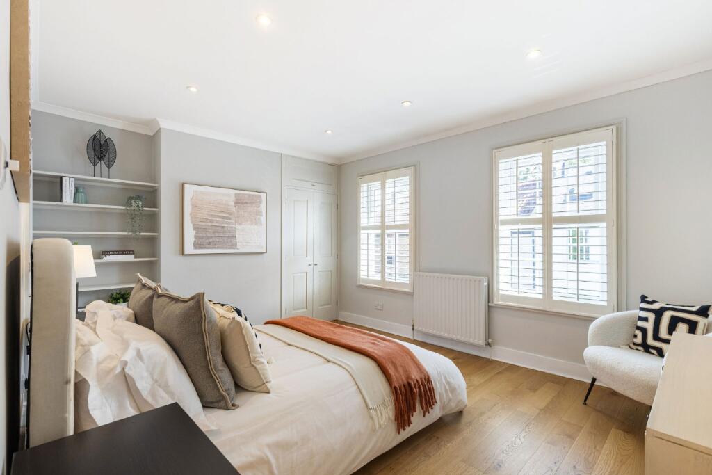 House in Twickenham - More