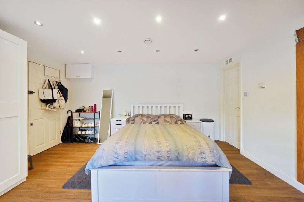 Apartment in Croydon - More