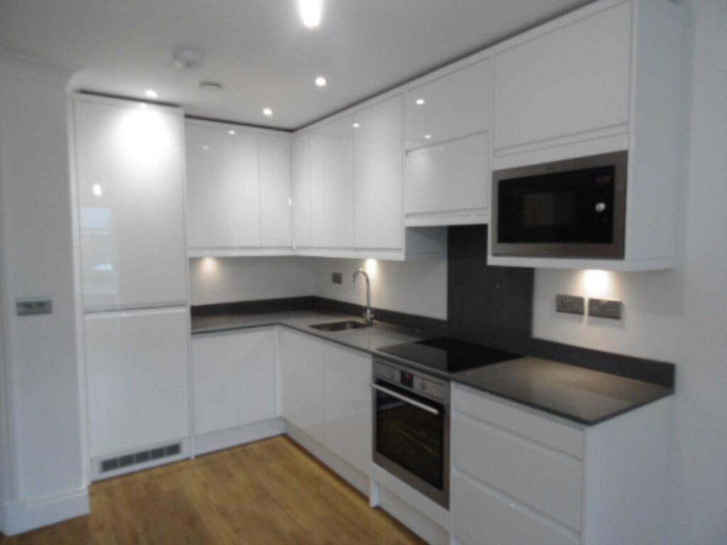 Apartment in Hatfield, Roe Green - View 4
