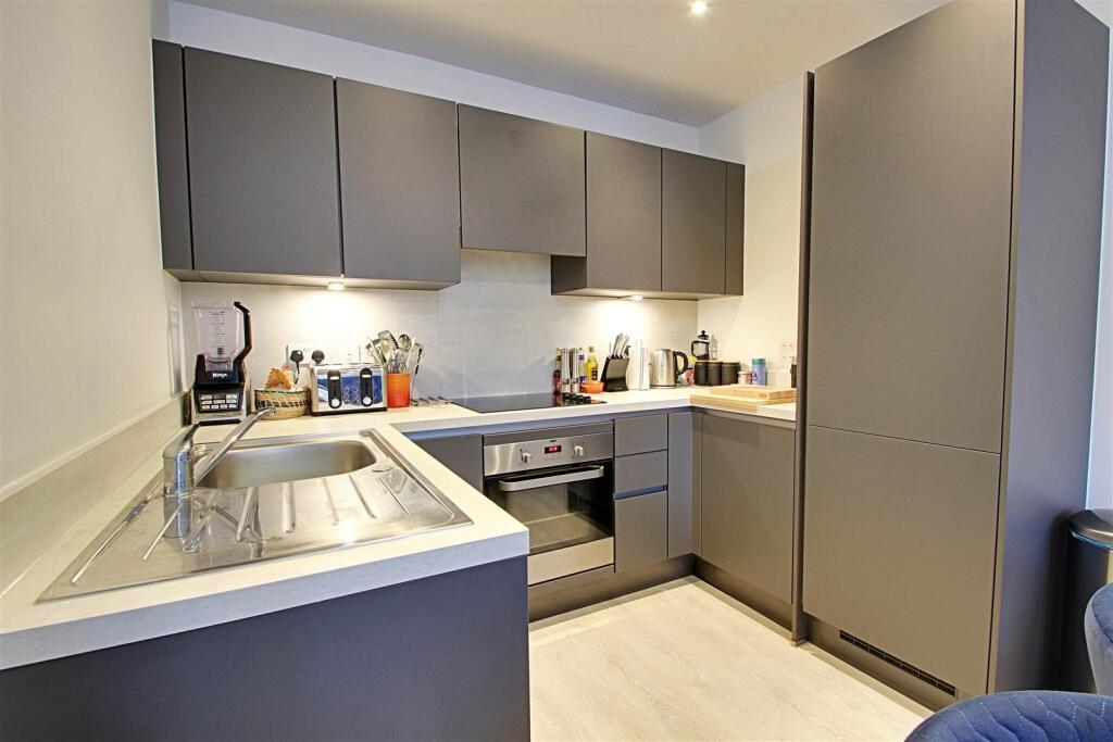 Shearwater Drive, London photo 3
