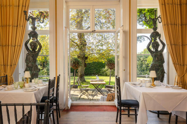 Albert Cottage Hotel, York Avenue, East Cowes, Isle of Wight PO32 6BD