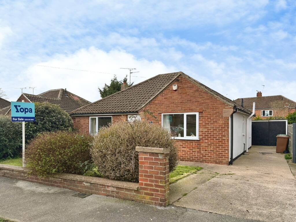 2-bed detached on Toynton Close, Lincoln, LN6, £240,000