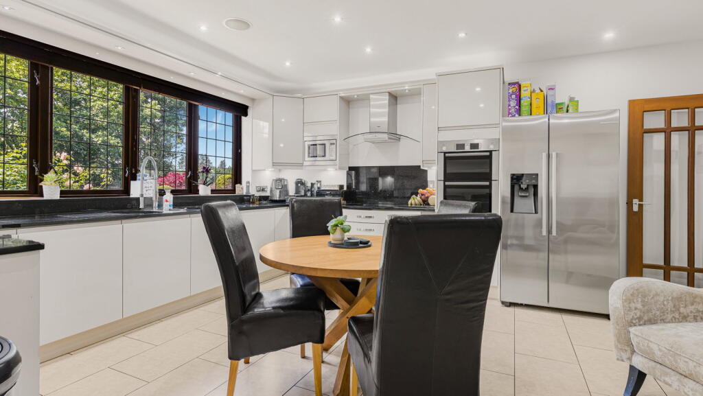 Parklands Drive, Four Oaks photo 5