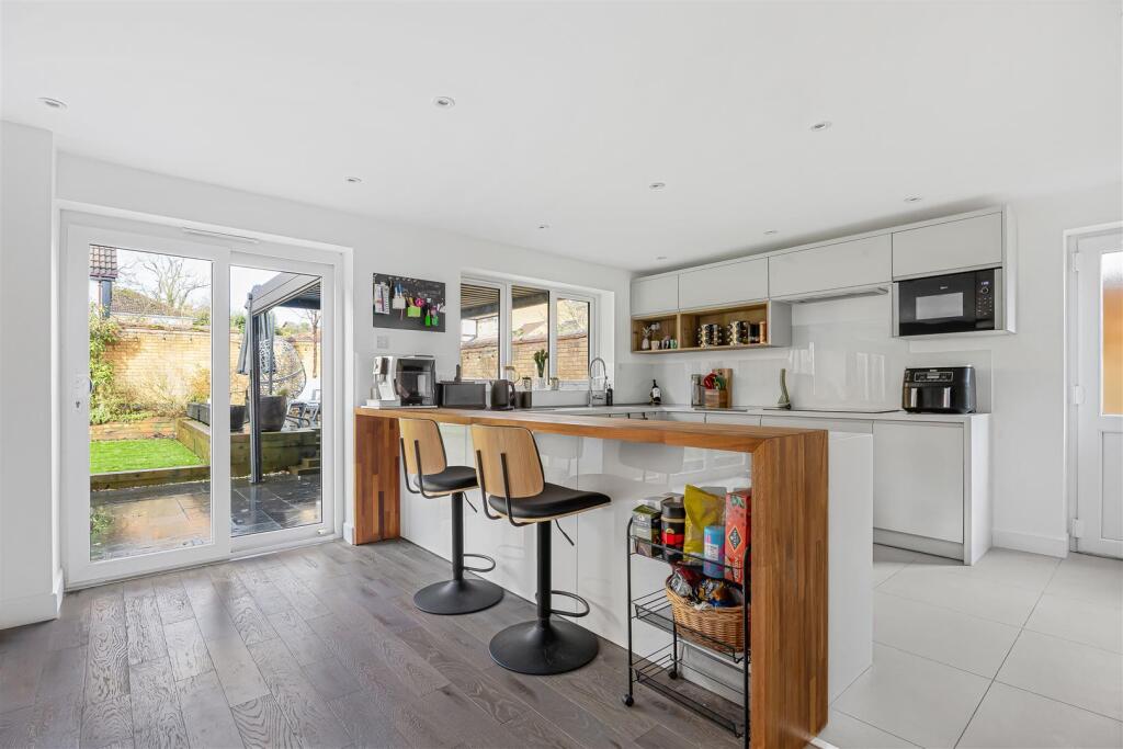 Blackthorn Close, Tilehurst, Reading, photo 3