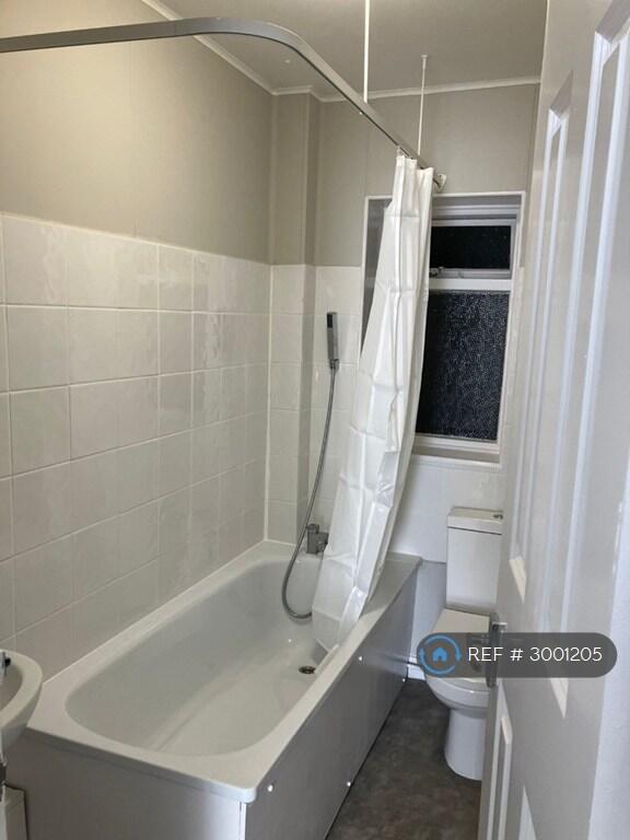Apartment in Ilford - View 4