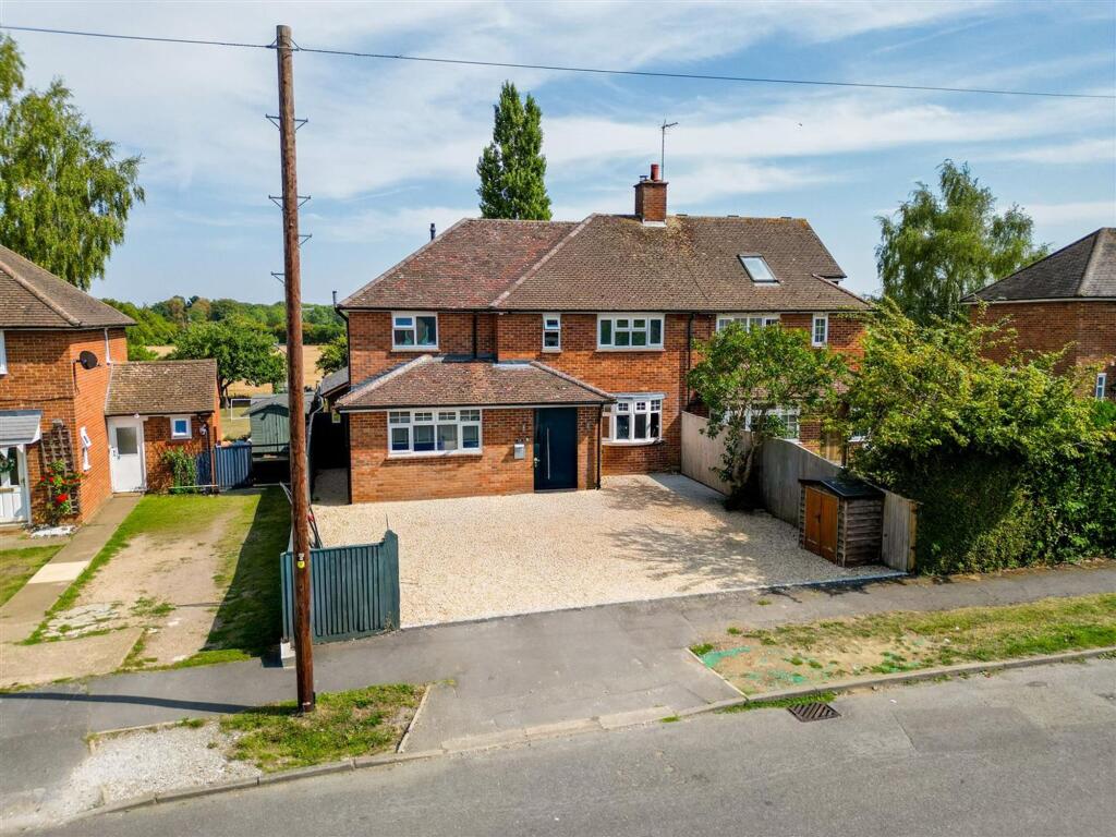 4-bed semi-detached on Chiltern Avenue, Stone, HP17, £550,000