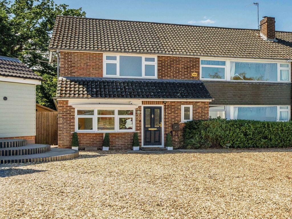Main image of property: The Crescent, Mortimer Common