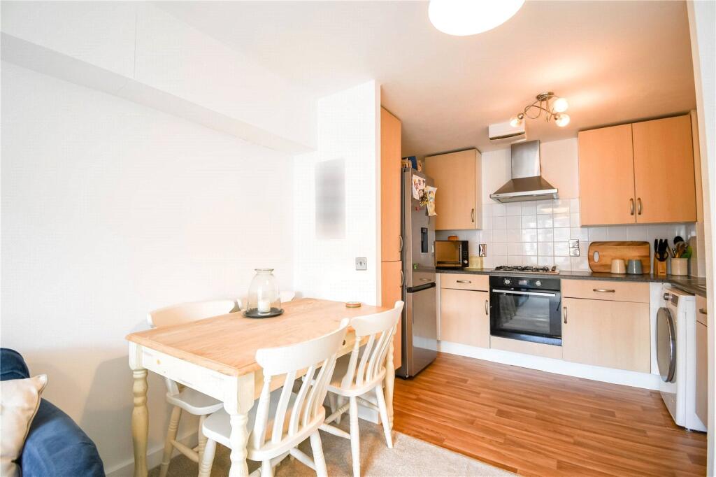 Victoria Grove, Newbury, West Berkshire, RG14 photo 4